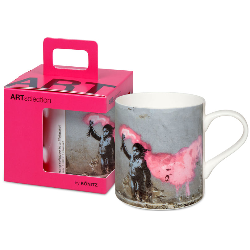 Tazza in confezione regalo, disegno: Art Selection - Young Refugee in a Lifejacket by Banksy ml 400/cm Ø8,8x9,2