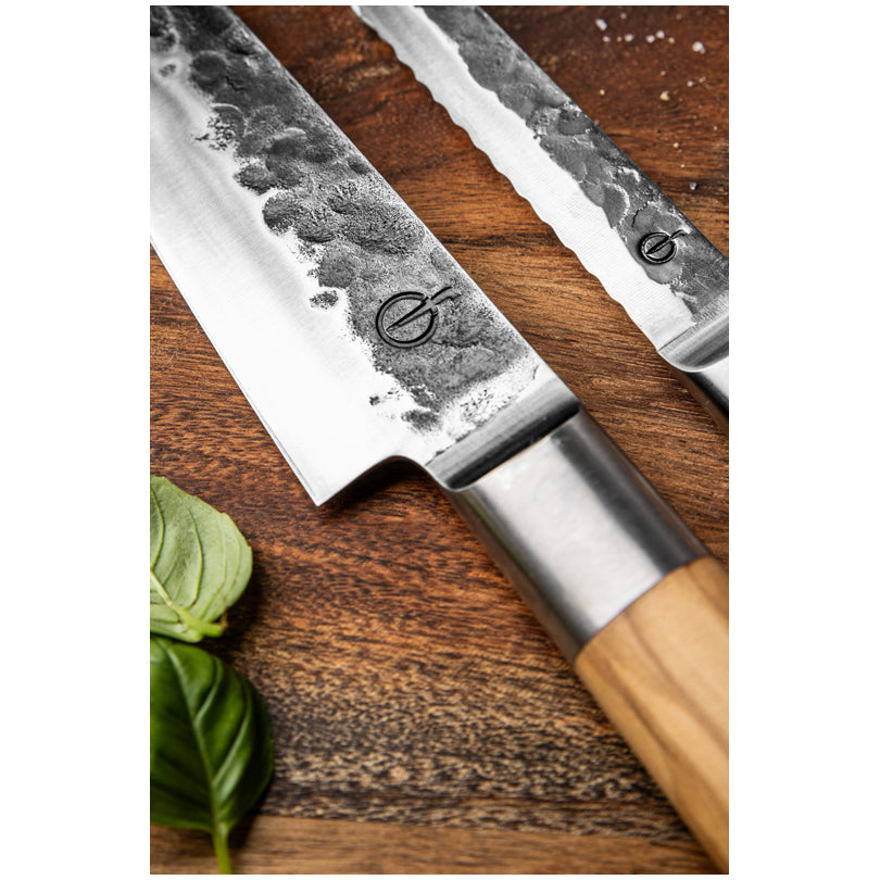 Set 2 coltelli "Forged Olive", composto da coltello cuoco e coltello multiuso seghettato cm 16/13,5