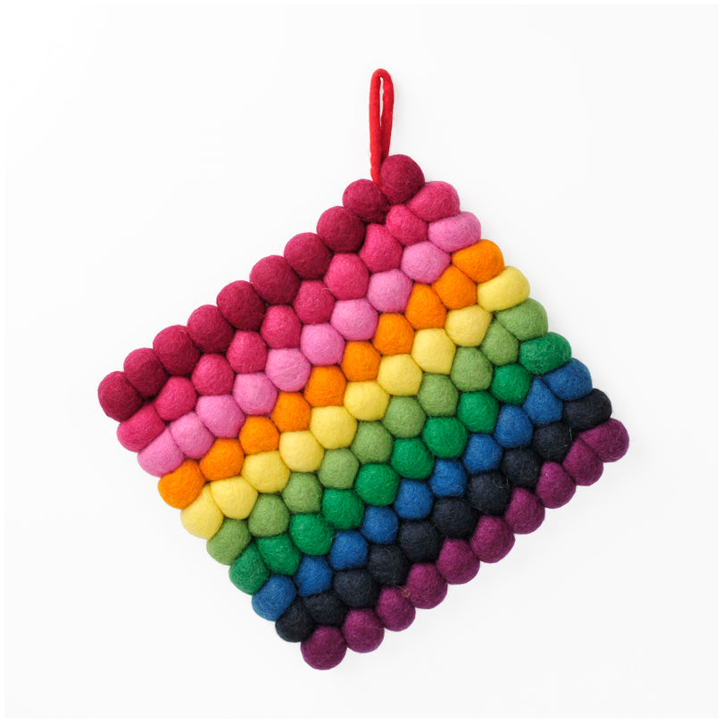 Sottopentola quadrato "Pompon Arcobaleno" con pratico occhiello cm 21x21