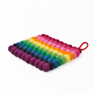 Sottopentola quadrato "Pompon Arcobaleno" con pratico occhiello cm 21x21