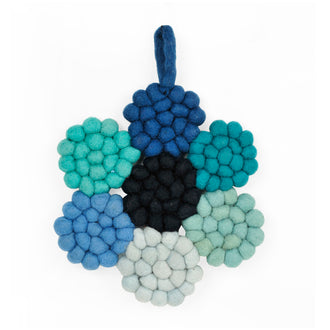 Sottopentola a forma di fiore "Pompon Fiore Blu/Azzurro" con occhiello cm Ø18x1,5