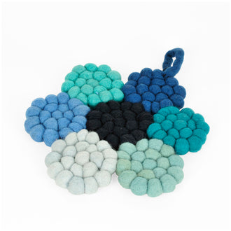 Sottopentola a forma di fiore "Pompon Fiore Blu/Azzurro" con occhiello cm Ø18x1,5