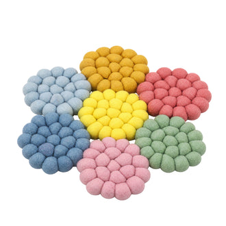 Sottopentola a forma di fiore "Pompon Fiore Pastel" con occhiello cm Ø18x1,5